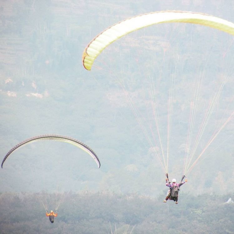 Menikmati panorama kota Batu dari langit. Credit to @hutamaningmargo