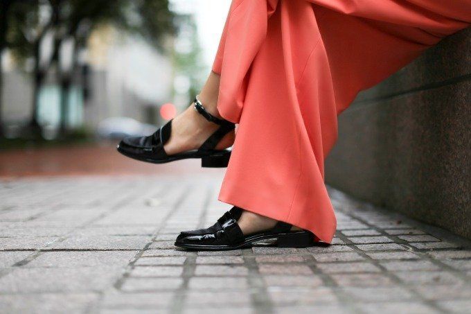 bikin tampilan formalmu dengan glossy shoes