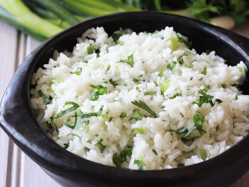 9 Bahan Simpel + Rice Cooker = Nasi Putih Praktis yang Beda Dari Biasa. Mau Coba?