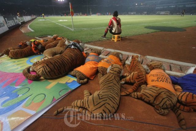 Boneka maskot tim menghiasi sudut lapangan