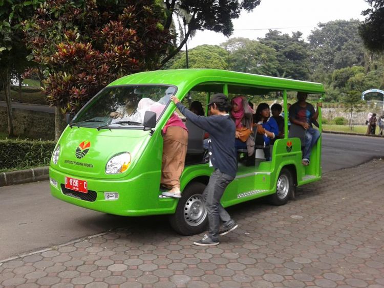 Senangnya kalau kebetulan odong-odong ini lewat di depanmu...