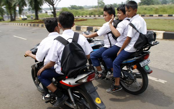 udah nggak punya SIM, naik motor boncengan bertiga pula