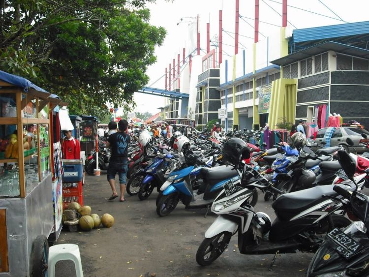 motorku yang biru, deket pedagang es kelapa muda