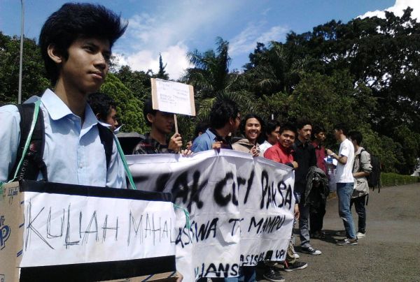 Universitas paling irit? buktinya masih ada demo seputar biaya kuliah yang makin melonjak.