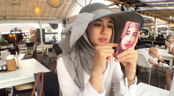 10 Inspirasi dari Laudya Cintya Bella Buat Cewek Berjilbab yang Mau Tampil Sederhana Tapi Anggun