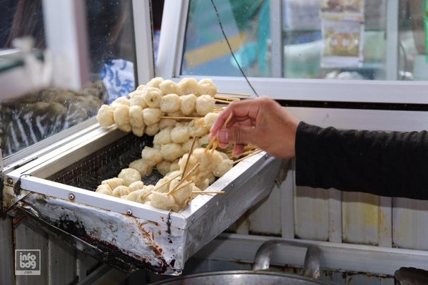 Cilok goreng yang bikin antri di Kopma..