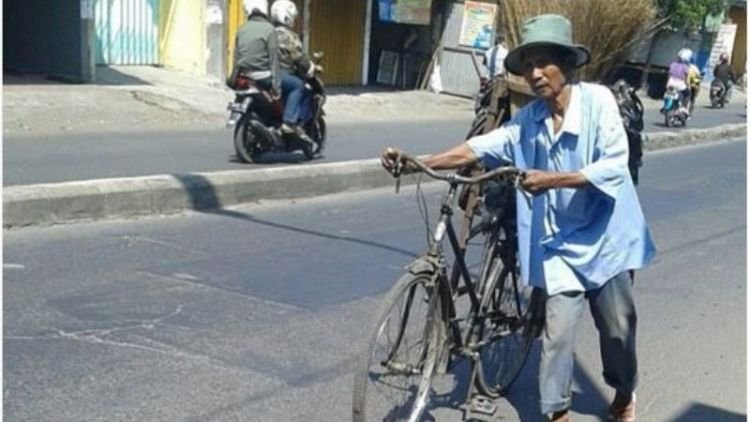 Kalau Kamu Anak Muda Tapi Masih Sering Males-malesan Kerja, Coba Deh Tengok Perjuangan Mereka!