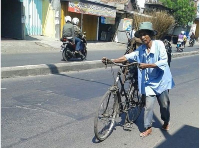 Kalau Kamu Anak Muda Tapi Masih Sering Males-malesan Kerja, Coba Deh Tengok Perjuangan Mereka!