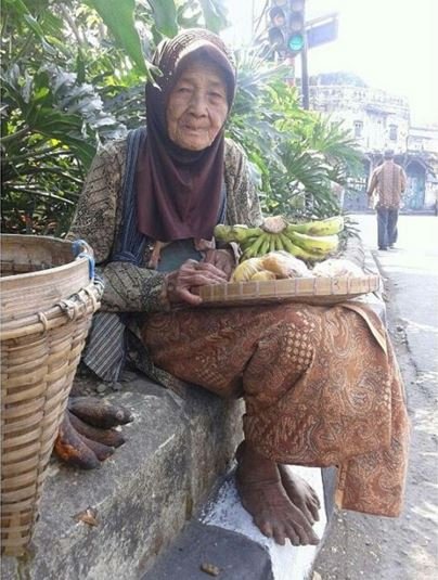 Mbah Kasinem tiap hari jualan jam 5 pagi