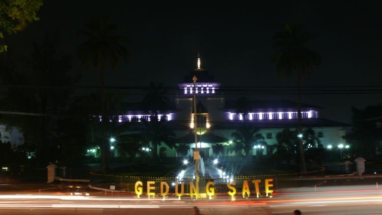 Gedung Sate kala malam.