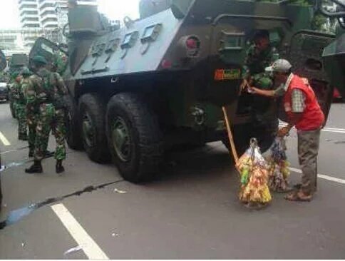 Pak tentara laper juga...