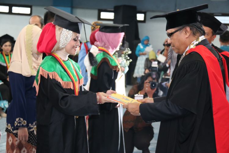 Waktu wisuda, kamu bahagia.. tapi juga sedih karena harus ninggalin kampus Bumi Siliwangi...