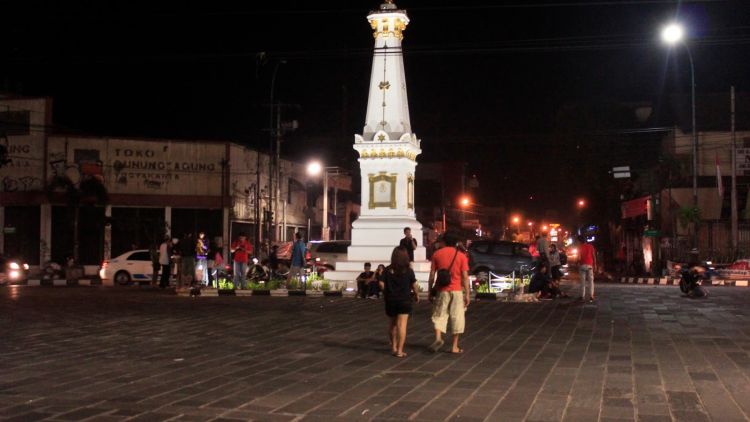 jalan-jalan di sekitar Tugu Yogya