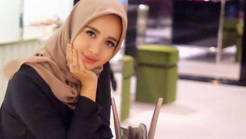 10 Gaya Hijab Segi Empat yang Beda. Buat Pipi Chubby Sampai Gaya Turban Ada!