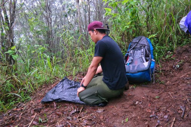 Mas Acen pake sepatu trekking