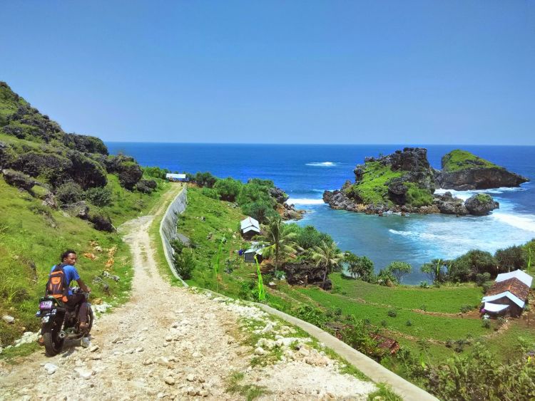 Jalan menuju Pantai Nglambor.