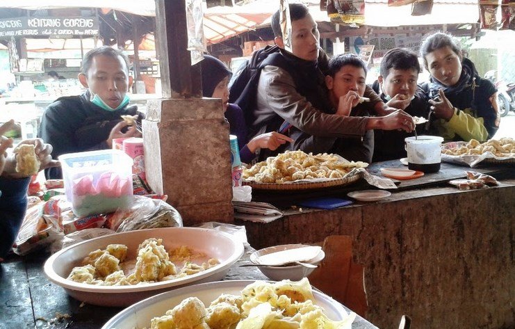 orang Indonesia ya sukanya gorengan dong