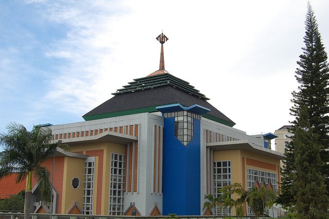 Di masjid ini, kamu kerap berkeluh kesah seputar masalah kuliah, bahkan soal jodoh juga...