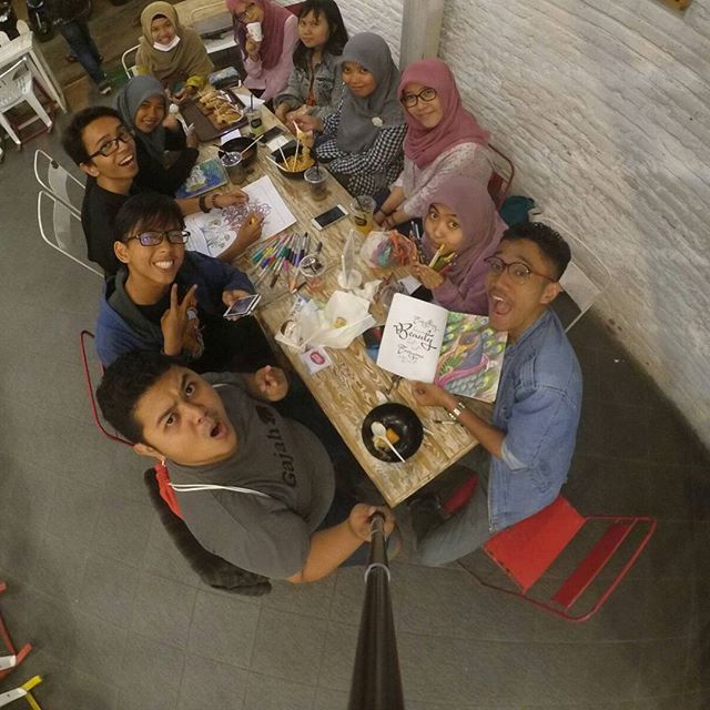 Serunya meet up sambil mewarnai bareng-bareng