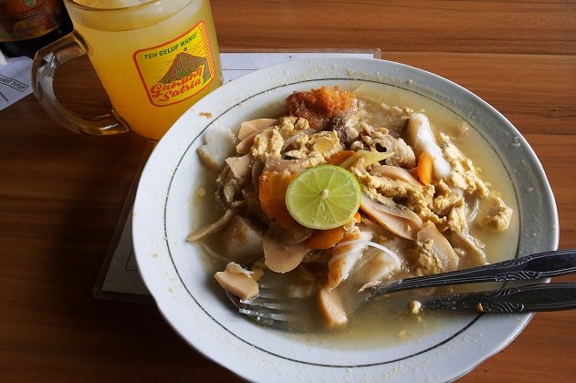 sarapan pakai soto krandegan, kenyang!