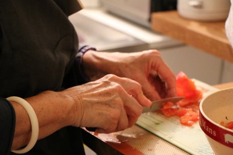 Nenek lagi masak...