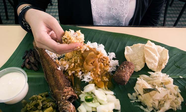 Makan dengan tangan bukan hal yang menjijikan lagi.