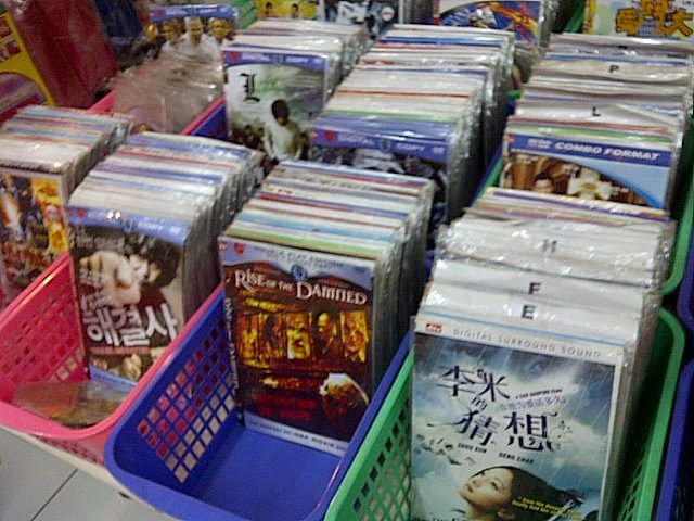 Beli dvd bajakan di Mang Kaset dekat gang FPMIPA..