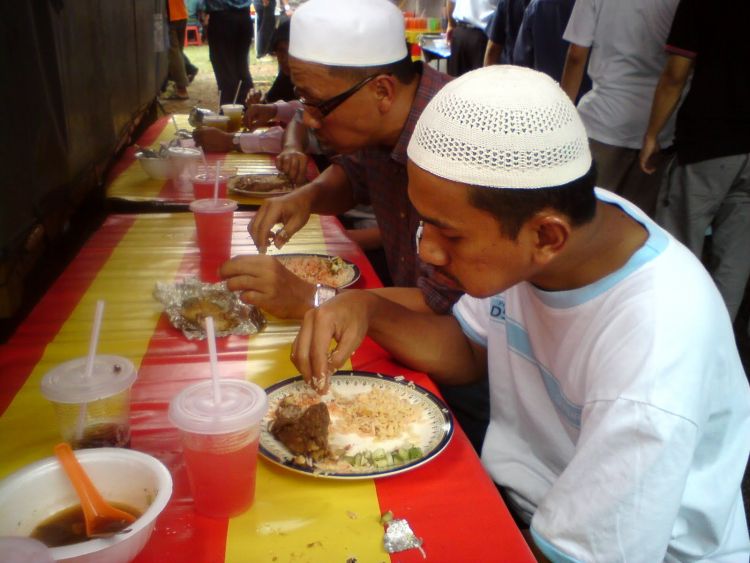 Kalau makan nasi sih wajar pakai tangan