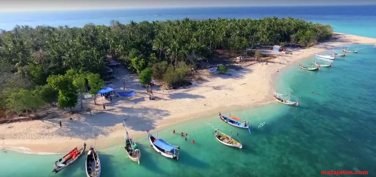 Perahu yang akan membawamu masuk dan keluar Gili Labak.