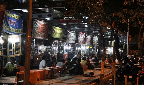 warung lesehan depan taman KB Semarang