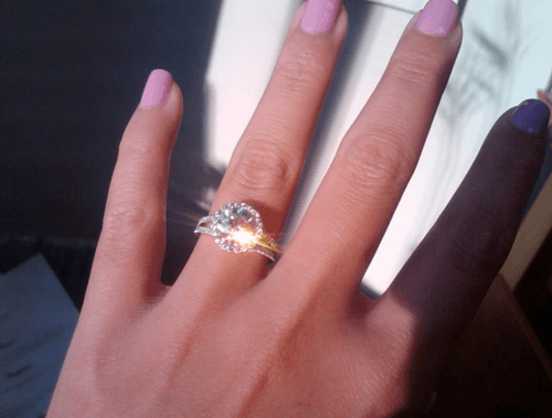 Cincin cantikmu ini, pinggirannya yang agak tajam bisa kamu gunakan untuk menggores wajah lawan... 