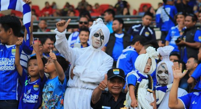 Pocong pun ternyata juga suka sepakbola!