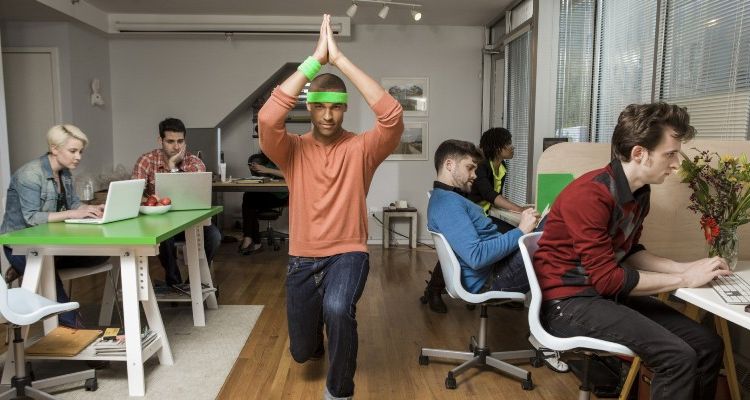 Kebanyakan Duduk Lebih Bahaya Ketimbang Merokok. Lakukan 10 Gerakan Ini di Kantor Mulai Sekarang!