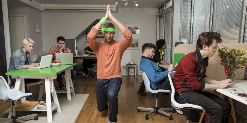 Kebanyakan Duduk Lebih Bahaya Ketimbang Merokok. Lakukan 10 Gerakan Ini di Kantor Mulai Sekarang!