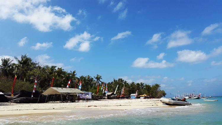 Berjajar resort di Gili Labak, Madura.