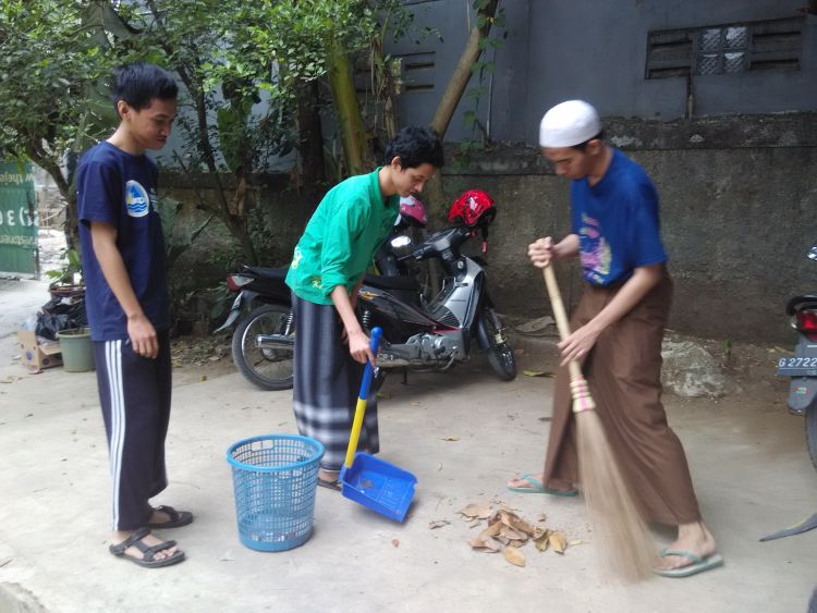 bukannya bersih-bersih, malah...