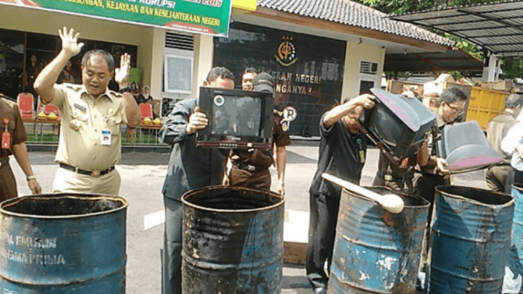 Bukan Perkara Salah dan Benar, Tapi Pak Kusrin yang Hanya Lulusan SD Ini Harusnya Dijadikan Panutan