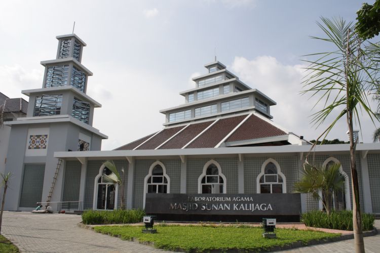 masjid UIN yang tenang dan damai