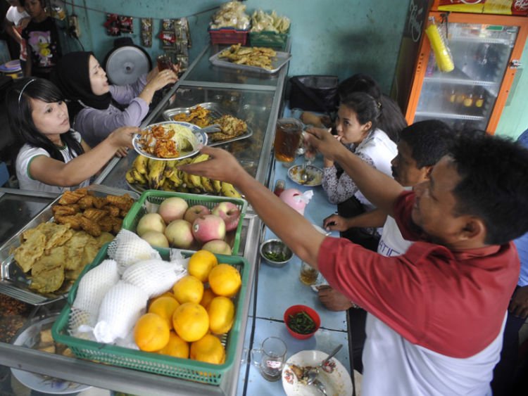 biar liputan di tengah kota, tapi demi masa depan aku rela setiap hari ngewarteg