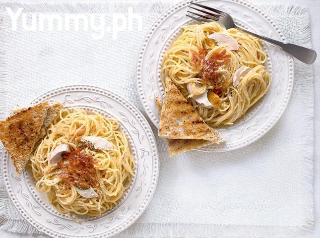 carbonara dengan potongan telur asin