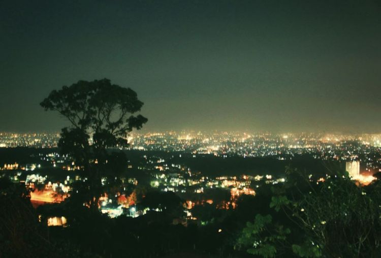 Kamu berencana nembak dia di bukit romantis ini.