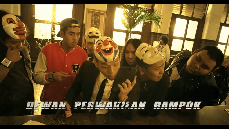 Kekonyolan para dewan perwakilan rampok di Comic 8....