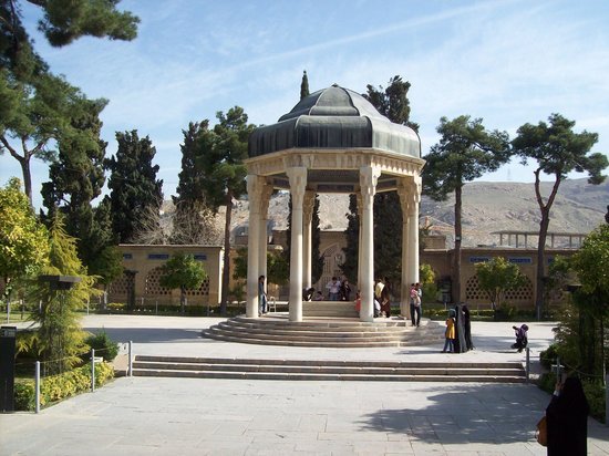 Makam Hafez di Shiraz yang jadi tempat curhat beberapa warga Iran..