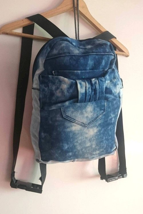 Tas punggung denim dengan warna biru yang sedikit gelap..