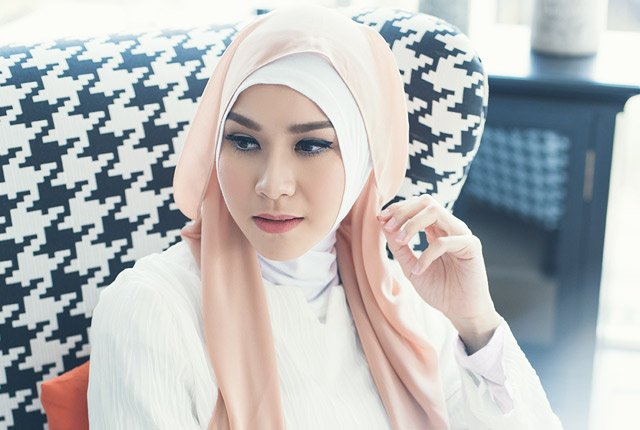 Buat Kamu yang Mulai Belajar Berhijab, 10 Inspirasi Gaya Berbusana Zaskia Adya Mecca Ini Bisa Kamu Tiru