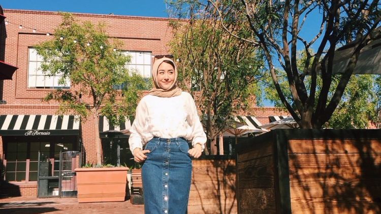 10 Gaya Jeans yang Tetap Sopan dan Nyaman, Buat Kamu Cewek Berhijab