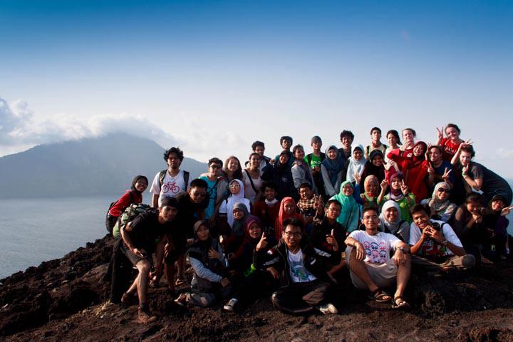 mendaki gunung sambil mengajar anak-anak ala komunitas book for mountain