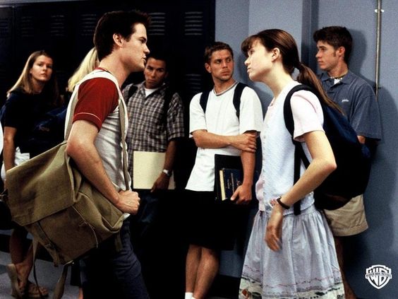 Kaya Landon dan Jamie di A Walk to Remember, yang punya lingkungan yang berbeda.