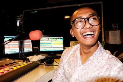 Sekarang Uus juga siaran di salah satu radio ternama. Gantiin sesinya Danang-Darto.