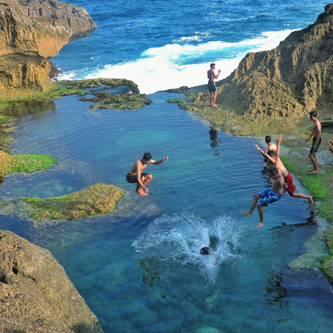 Banyak-yang-menikmati-keindahan-kolam-alami-Pantai-Kedung-Tumpang-ini-dengan-berenang